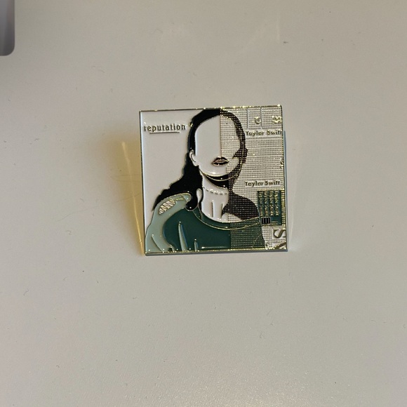 TS Reputation Album Pin - Picture 2 of 3
